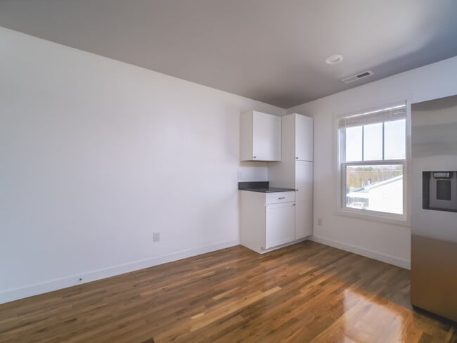 Building Photo - Unique Live/Work Opportunity With Large Fenced Yard Plus Outdoor Storage