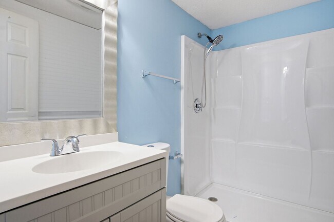 Building Photo - 2 Bed / 1 Bath. Pet Friendly. Off street parking.