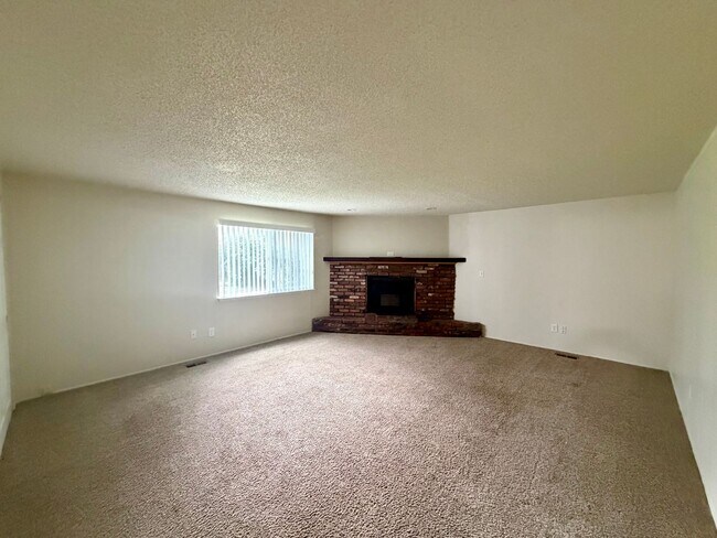 Building Photo - One Level Living w/ Private Oversized Backyard