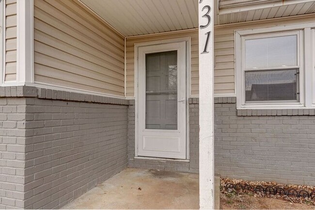 Building Photo - 731 W Greenwood St