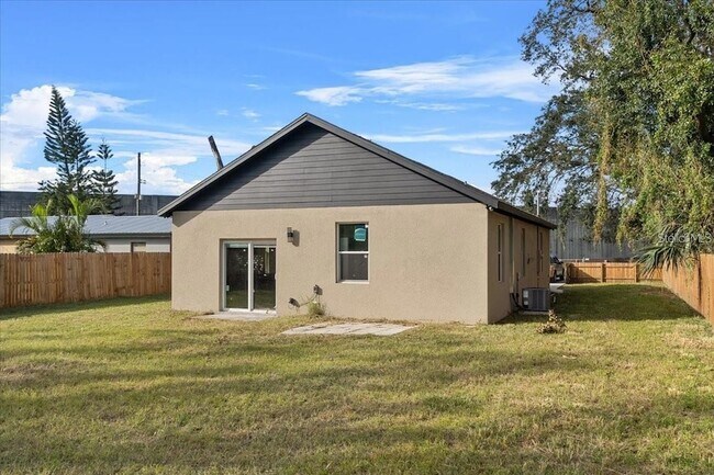 Building Photo - 724 W Crescent Dr