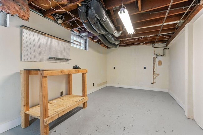 Building Photo - 2300 NE McKinley St