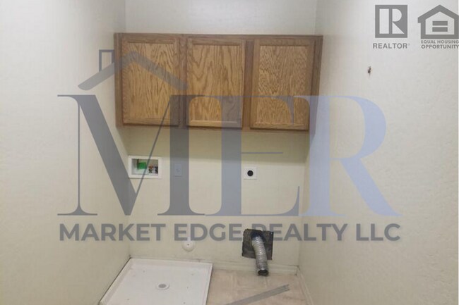 Building Photo - 4Bed/2.5Bath House at Litchfield/Greenway!...