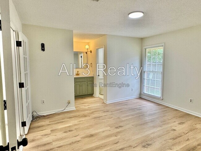 Building Photo - 2905 Willow Ln Dr