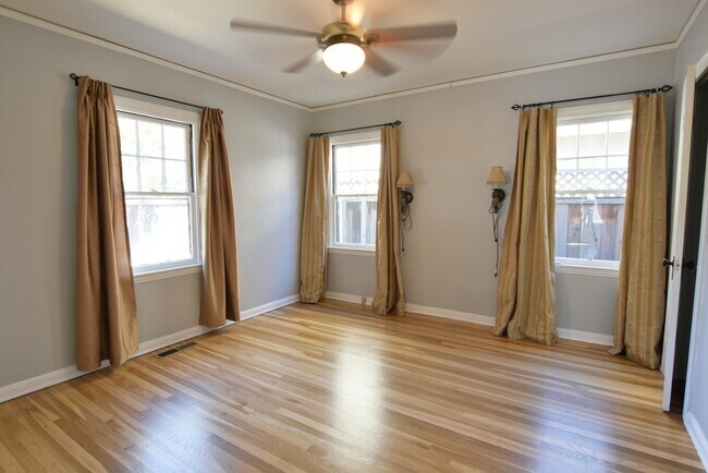 Building Photo - Charming 3 Bedroom 1 Bath Home in Prestigi...