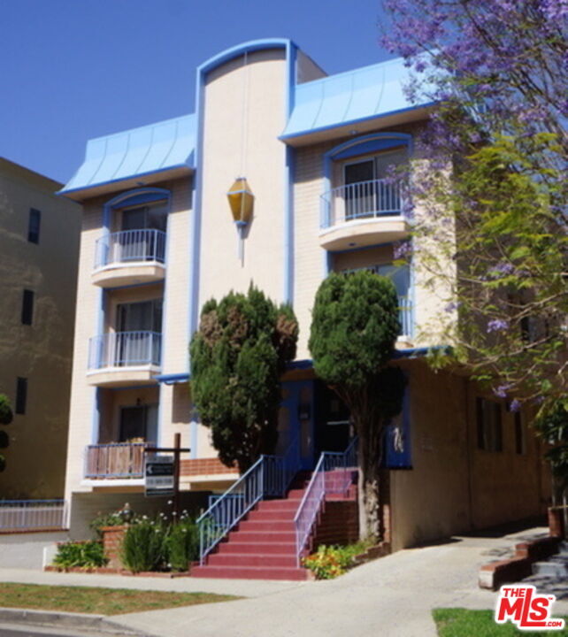 Building Photo - 1418 S Bentley Ave