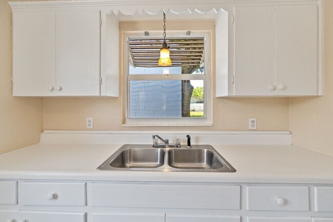 Building Photo - Charming 2/1 Home w/ Partially Fenced Yard in St. Cloud