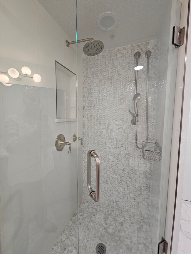 Building Photo - Cherry Creek Beautiful and Bright 1 Bed 1 Bath Condo