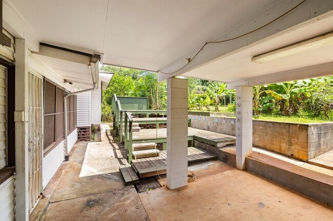 Building Photo - 3 Bed / 1.5 Bath house with carport Parking.