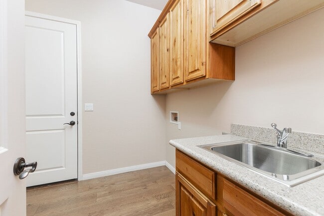 Building Photo - 4 Bedroom, 2 Bathroom Home in Timber Ridge