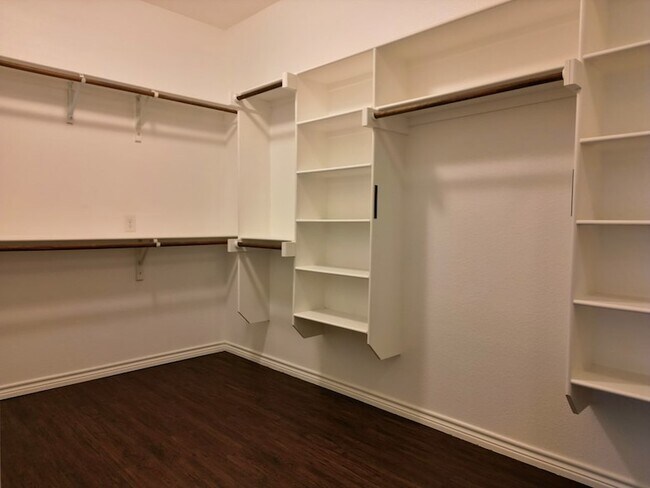 Building Photo - 7305 Bellini St
