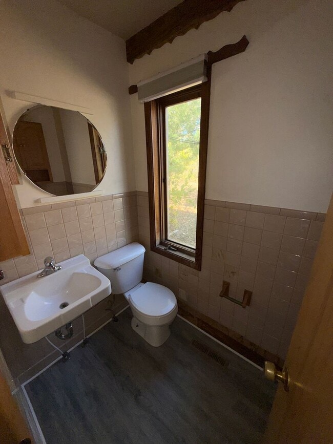 Building Photo - 3 Bedroom- Walking distance to Mud Lake