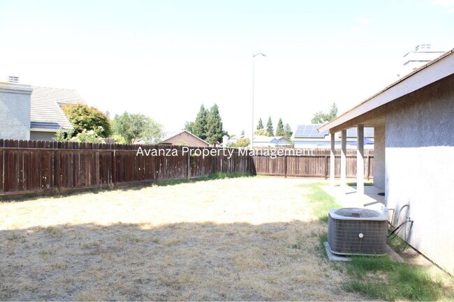 Building Photo - 4 Bedroom/2 Bath Home in Clovis  (Herndon and Armstrong)