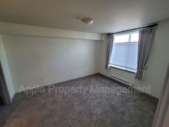 Building Photo - 211 Kirkland Ave