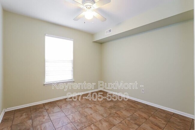 Building Photo - 654B Woodford Ln