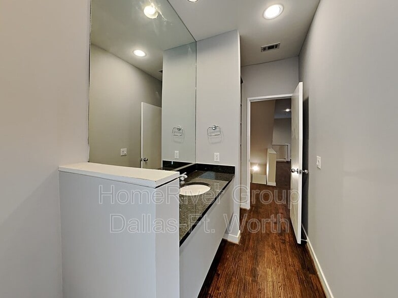 Building Photo - 2914 Woodside St
