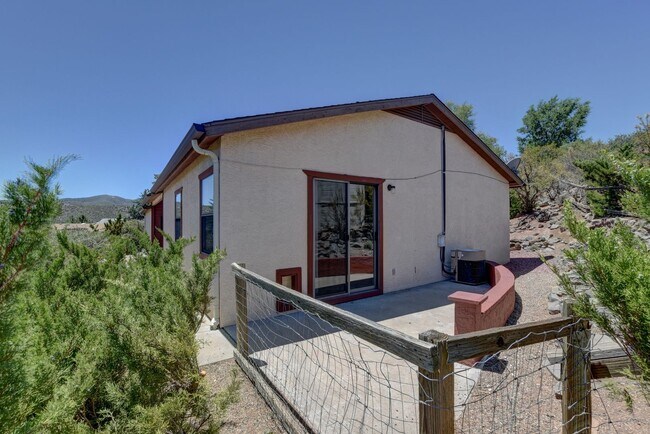 Building Photo - Home in Cliff Rose!