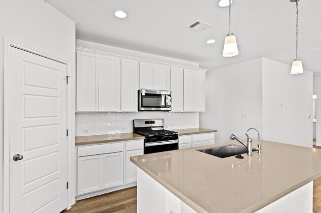 Building Photo - "Charming 3-Bedroom Home with 2 Baths in San Marcos – 1821 Sq Ft of Comfort!"