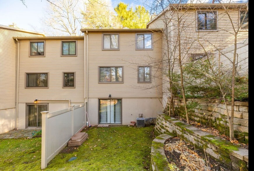 Building Photo - 47 Conestoga Way