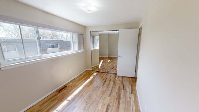 Building Photo - 529 Longshore Dr