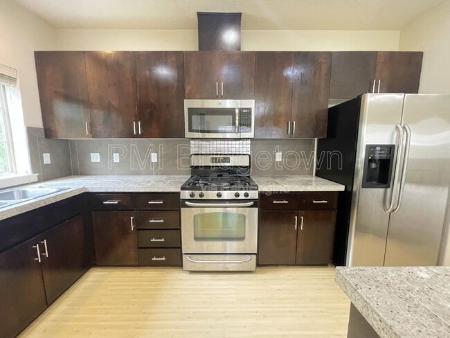 Building Photo - 659 NE Adwick Dr