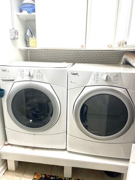 Washer and Dryer Room! - 433 W Roscoe St