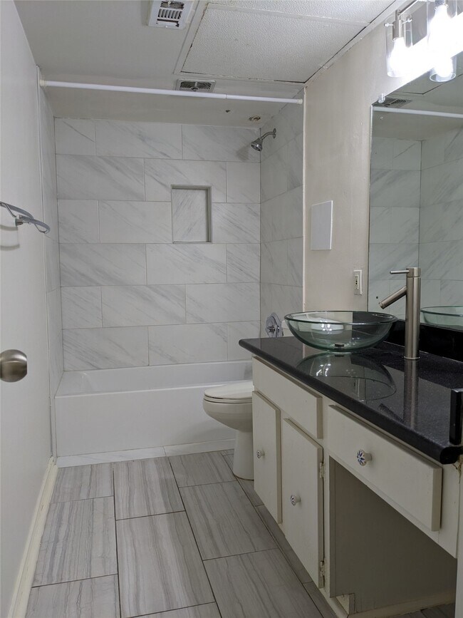 Building Photo - 361 N Post Oak Ln