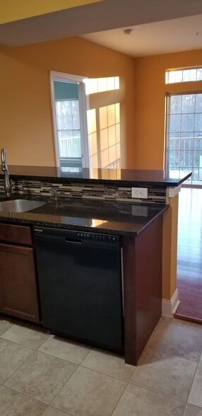 Building Photo - 2000 Fountainview Cir