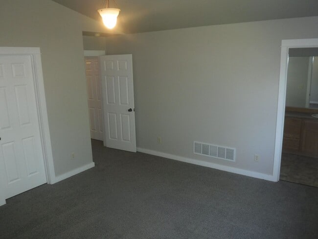 Building Photo - Beautiful Newly Renovated 3 Bedroom Home- ...