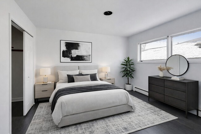 Building Photo - 1006 Devon Ave