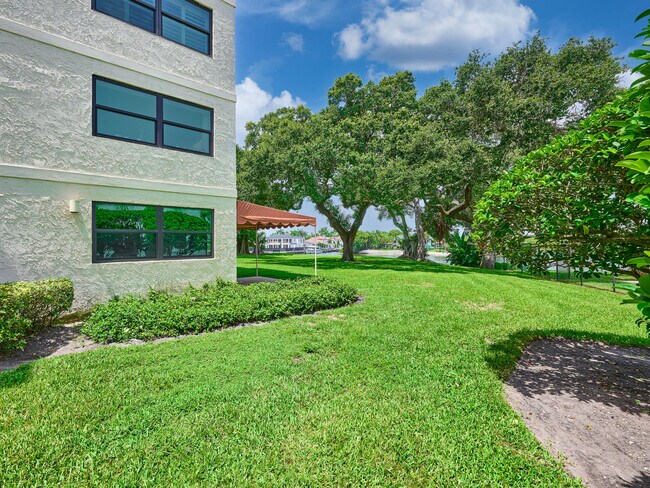 Building Photo - 374 Golfview Rd