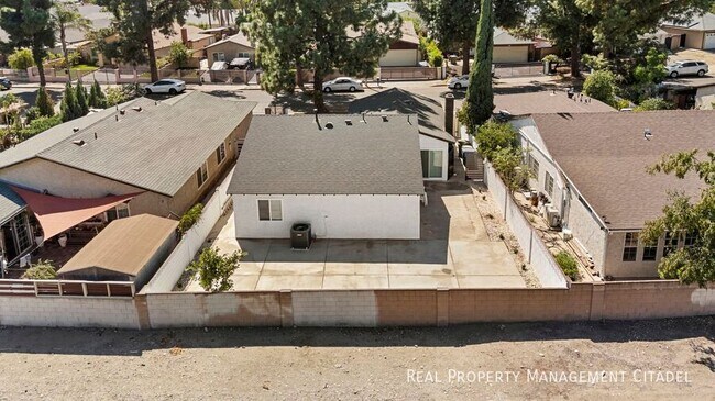 Building Photo - 13050-13050 1/2 Tonopah St