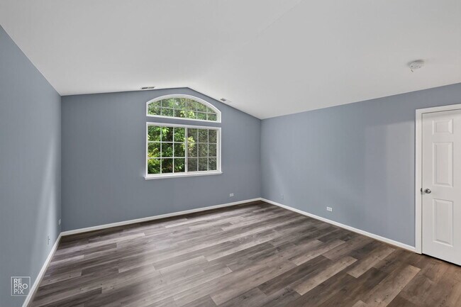 Building Photo - 268 Southwicke Dr