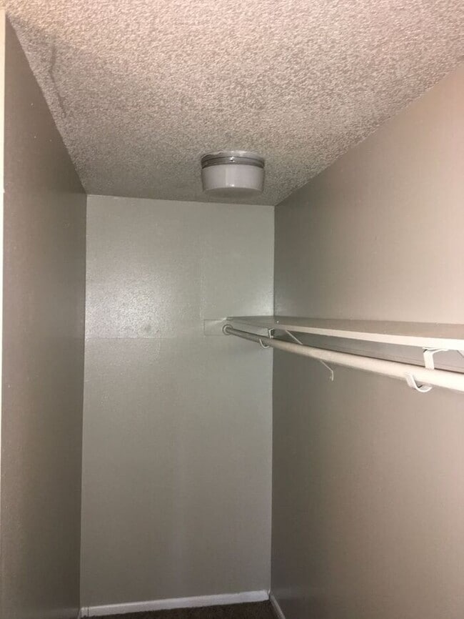 Building Photo - Sumner Townhome Duplex W/D w/ 1 car carport FREE JAN