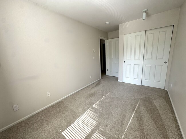 Building Photo - 7020 Holly Park Dr S