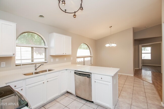 Building Photo - 588 E Devon Dr