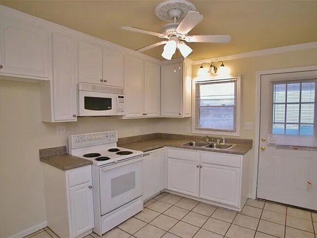 Building Photo - Charming 3 Bedroom home