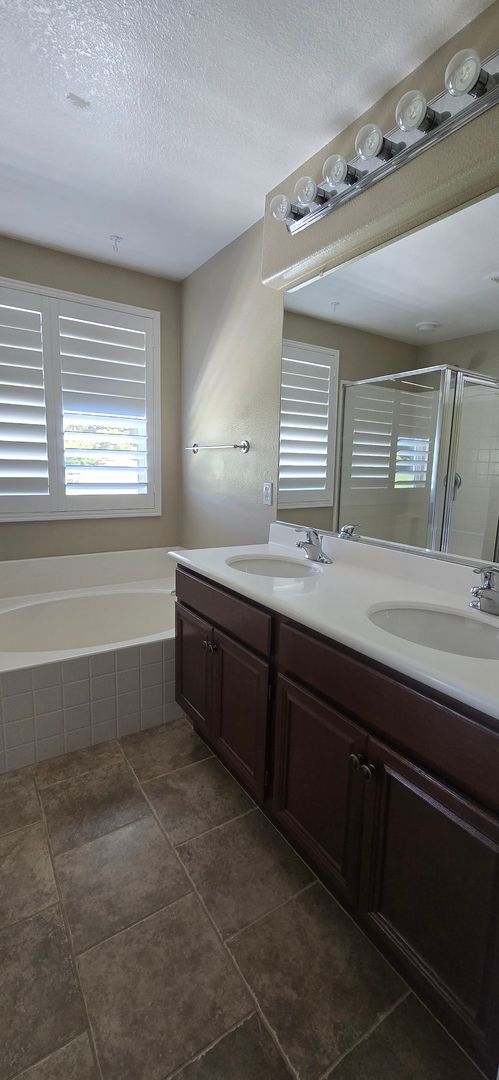 Building Photo - Pristine Chapman Heights Home on Golf Course!