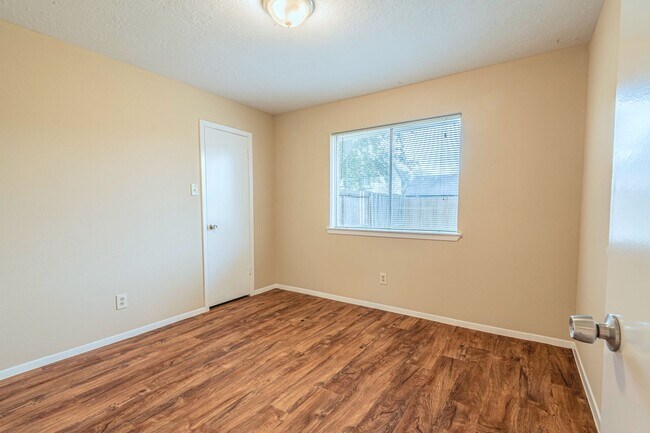 Building Photo - 2516 Orion Dr