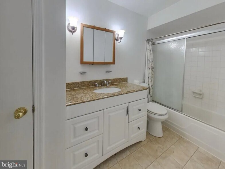 Building Photo - 5821 Rexford Dr