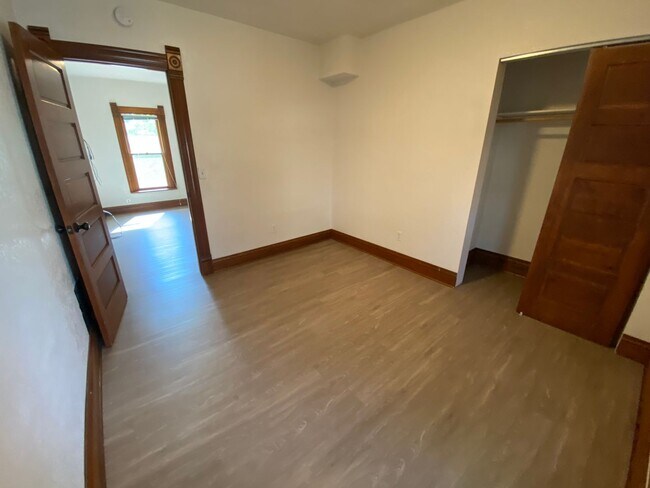 Building Photo - 2110 Grove Cir W