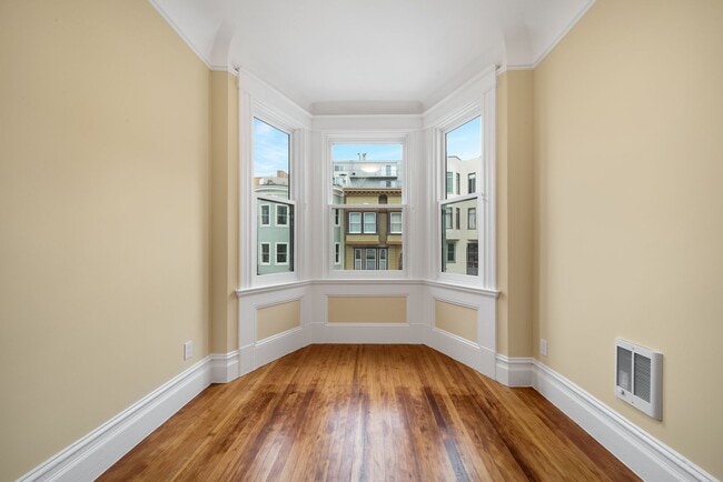 Building Photo - Remodeled pet friendly 1BR w/ shared roof deck, new kitchen, laundry