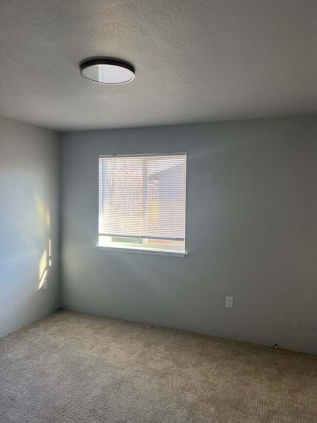 Building Photo - 2 BEDROOM/ 2 LEVELS TOWNHOME (Down the hill in front of Taco Bell in Phoenix Oregon)