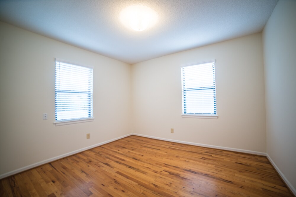 Building Photo - 4012 Oak St