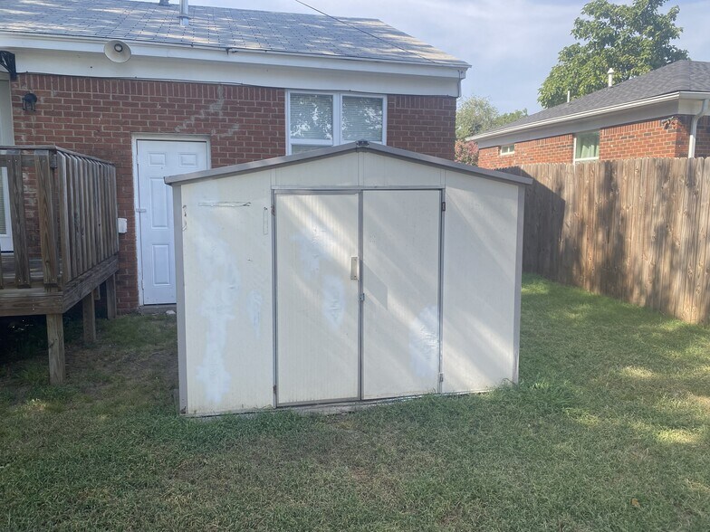 Storage shed - 4324 NW 16th St