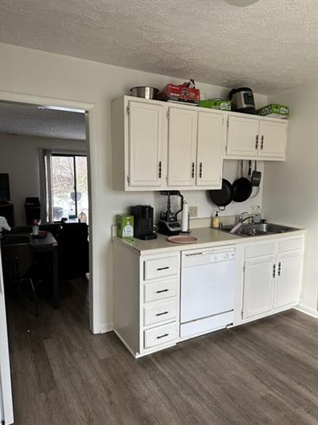 Building Photo - Spacious Townhome Near Campus