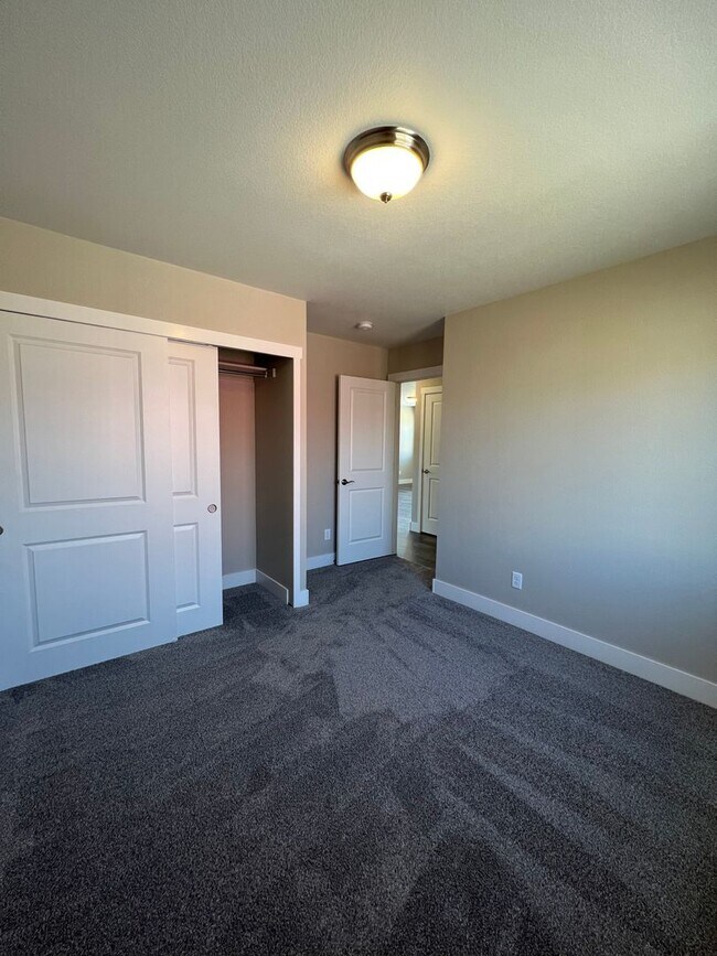 Building Photo - 2B/2B Berthoud Ranch Style Home Built with...