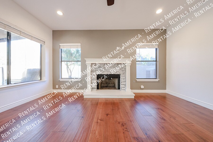 Building Photo - 5444 E Grovers Ave