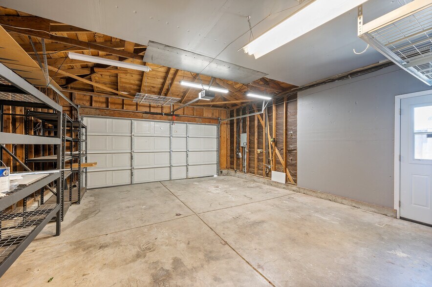 Building Photo - 3661 Slopeview Dr