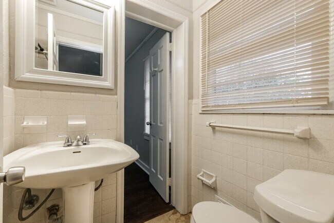 Building Photo - 1201 Valerie Woods Dr